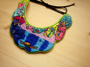 Collier de broderie de perles traditionnelles Bijoux colorés et artisanaux Parfait pour les vêtements ethniques et les soirées - Product Image 3