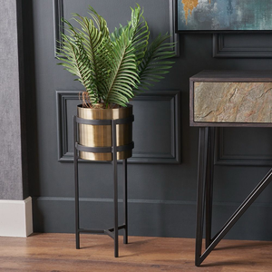 Impresionante maceta de plata martillada con un marco minimalista de metal negro, disponible a precios de mayorista para decoración de lujo. - Product Image 5