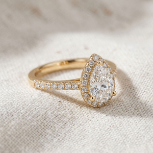 Bague de fiançailles en or 18 carats avec diamant taille poire certifié IGI et halo – Bijou de mariée tendance pour anniversaire et mariage - Product Image 4