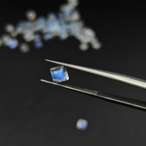 Pierre précieuse naturelle en pierre de lune arc-en-ciel carrée avec iridescence pour la fabrication de bijoux, commande en gros - Product Image 5