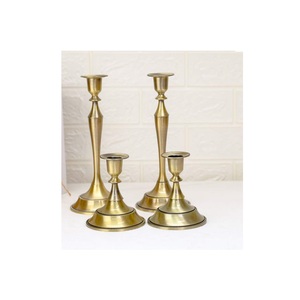 Porte-bougies coniques en laiton fini, chandeliers traditionnels en métal pour table à manger standard - Product Image 1