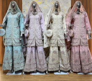 Ensemble élégant Gharara: Georgette étoile avec broderie avant et arrière, pierres Zarkan, Dupatta, sac à main et Jutti assorti - Product Image 3