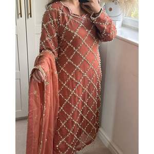 Nouveau lancement ensemble de costume de créateur pour femmes Long Kurta avec pantalon et Work-UC409 à la main Dupptta - Product Image 5