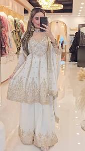 Costume ethnique pour femme en soie chinon lourde, richement brodé, avec pantalon palazzo à manches 3/4 et dupatta en dentelle fantaisie, style indien - Product Image 2