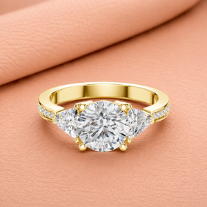 Anillo de Compromiso con Tres Diamantes Cultivados en Laboratorio, Corte Trillón, Claridad VVS1-VVS2, Chapado en Rodio, Oro Amarillo, Joyería Nupcial de Lujo - Product Image 1