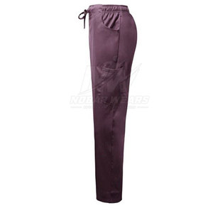 Tenue médicale premium pour femme : Blouse et pantalon respirants et extensibles avec poches fonctionnelles - Product Image 6