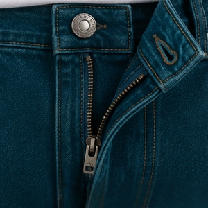 Pantalones vaqueros de mezclilla de pierna recta para hombre, color azul verdoso, corte regular, estilo casual, cinco bolsillos, pantalones de estilo urbano con logotipo de cuero - Product Image 4