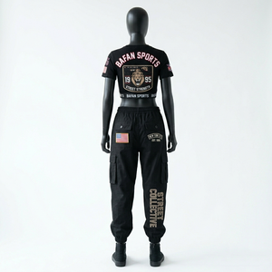 ชุดเซ็ตเสื้อครอปสีดำและกางเกงคาร์โก้สำหรับผู้หญิง ผ้าฝ้ายฟลีซเนื้อนุ่ม 300 GSM รับสกรีนโลโก้ ชุดลำลองสำหรับผู้หญิง - Product Image 4