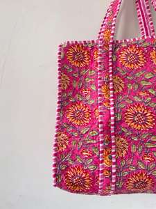 Bolso Tote de Algodón Rosa Acolchado Hecho a Mano, Estilo Bohemio con Paneles Florales, Abierto por Arriba, Casual para Uso Diario, Estilo Vintage - Product Image 3