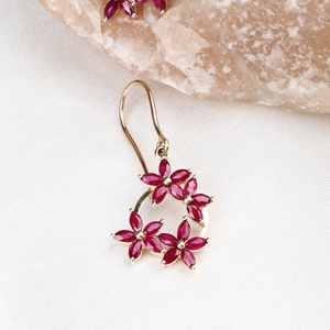ต่างหูทองคำแท้ 18K ประดับทับทิมทรงมาร์คีส์ลายดอกไม้ ดีไซน์หรูหราจาก Memoria Jewels ขายส่ง - Product Image 4