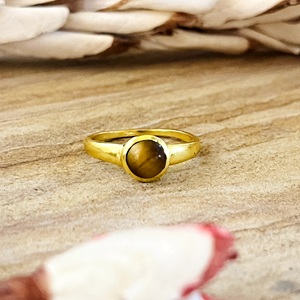 Bague Solitaire Bohème de Haute Qualité avec Pierre Précieuse, Bague Minimaliste en Laiton Plaqué Or 18 carats pour Femme, Bijoux Œil de Tigre pour Vente en Gros/OEM - Product Image 1