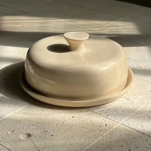 Elegante Mantequillera con Tapa de Perilla Lisa, Plato Redondo para Servir, Acabado Esmaltado Duradero, Almacenamiento de Mantequilla Moderno para la Encimera de la Cocina - Product Image 1