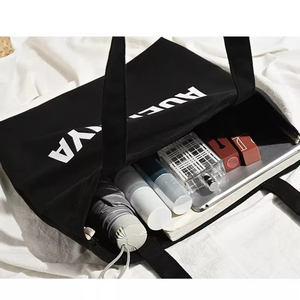 Sac cabas noir crème avec finitions noires, style minimaliste à ouverture supérieure, idéal pour le shopping toutes saisons - Product Image 3