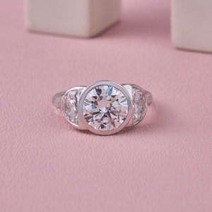 Bague en or jaune à trois pierres de diamant de taille ronde au design tendance, bague en diamant créé en laboratoire, bijoux en diamant de qualité supérieure pour femmes - Product Image 1