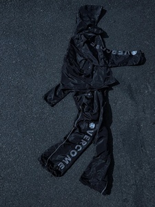 Conjunto de Chándal Cortavientos Personalizado con Tipografía Reflectante, Pantalones Deportivos con Tipografía Vertical en la Parte Exterior de la Pierna y Detalles de Ribete Curvo - Product Image 3