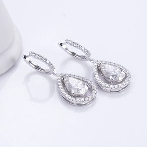 Pendientes de Diamantes en Oro Blanco, Corte Pera, Color D, Estilo Clásico, Joyería de Boda para Mujer - Product Image 3
