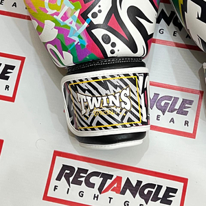 Guantes de Boxeo Twins Último Modelo, Totalmente Estampados, Profesionales de Muay Thai, Cuero Genuino de Vaca, Protección UV, con Cierre de Cordones en la Muñeca - Product Image 3