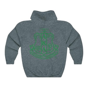 Sudadera con Capucha AKA Crest World Famous, Color Gris Carbón Jaspeado con Bordado Verde, Prenda Griega Personalizada - Product Image 2