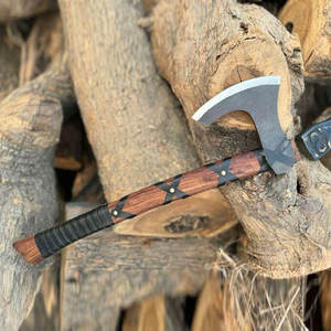 Hache viking de style nordique, qualité industrielle, avec tête en acier au carbone gravée et manche en bois, pour la survie en extérieur et les cadeaux - Product Image 3