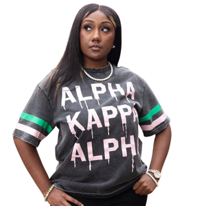 Camiseta Personalizada Gris Carbón para Mujer, Bordada con Letras Alpha Kappa Alpha, Cuello Redondo, Manga Corta, Ribete Verde y Rosa - Product Image 1