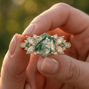 Anillo de Joyería Fina de Oro Sólido con Preciosa Gema Verde Leo de Corte Hexagonal, Diseño Exclusivo y Lujoso - Product Image 1