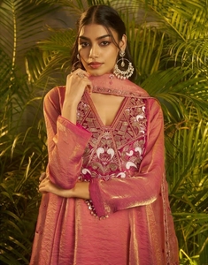 Salwar Kameez traditionnel brodé en viscose mauve KV avec Sharara et Dupatta - Product Image 1