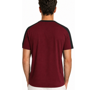 Camiseta Premium para Hombre con Manga Raglán, Panel de Contraste en el Hombro, Color Granate y Negro, Estilo Urbano - Product Image 4