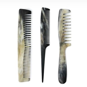 Peigne démêlant à dents larges en corne de buffle naturelle pour cheveux bouclés, antistatique, fait main, outil de soin capillaire, vente en gros - Product Image 1