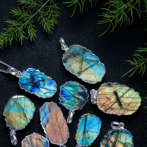 Colgante de Labradorita Plateado en Plata |   Fuego Natural Multicolor de Forma Irregular de 25-30 mm |   Textura Macro Suave 2026 - Product Image 3