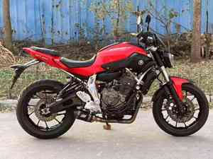 Motocicleta Yamaha MT-07 con Motor de 689cc, Refrigeración Líquida, Dos Cilindros, Transmisión de 6 Velocidades, Frenos ABS - Product Image 3
