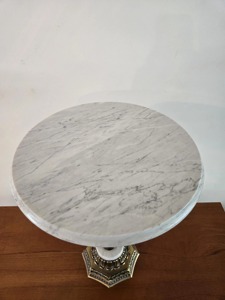 Mesa de Centro Tradicional de Latón con Tapa de Mármol Blanco, Mueble Decorativo para Sala de Estar - Product Image 3