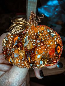 Broche Floral Bordado a Mano con Cuentas y Cristales Brillantes de MD HANDICRAFTS, Unisex, Regalo de Boda - Product Image 4