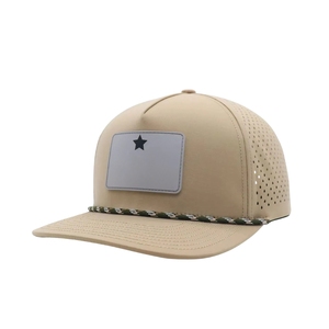 Gorra de golf impermeable y transpirable de fábrica, de 5 paneles, estructurada, con parche de silicona personalizado, visera plana y cuerda trenzada en la visera. - Product Image 1