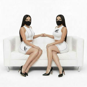 Conjunto de faldas personalizadas OEM estilo 2024 para mujer, top corto con capucha y estampado de logotipo informal, conjunto de faldas con capucha para invierno. - Product Image 1