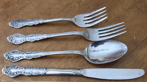 Ensemble de couverts gaufrés au design vintage moderne, vaisselle jetable de haute qualité au fini impeccable pour la maison et la cuisine - Product Image 2