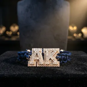 กำไลข้อมือเพชรโมอิสซาไนต์ AK Initial ชุบทอง ประดับเพชรแบบ Pave Setting สำหรับทุกเพศ หรูหรา กำไลแบบ ID ทรงกลมเจียระไนแบบ Brilliant Cut เหมาะสำหรับสวมใส่ทุกวัน - Product Image 6