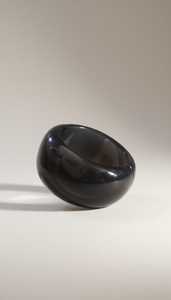 Bracelet manchette artisanal en résine noire, large et massif, avec dôme convexe, en résine unie, style obsidienne, bijou de déclaration - Product Image 3