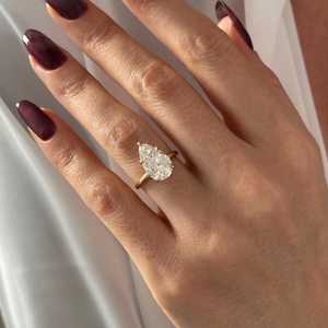 Bague solitaire en diamant de laboratoire taille poire allongée de 4 carats, pureté VVS2, 2 mm, monture basse à 5 griffes en or 14 carats, certifiée IGI - Product Image 6