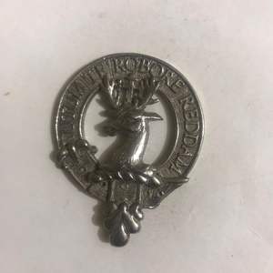 Badge ou épingle à kilt du blason du Clan Hunter. Il porte le blason du clan, qui représente un chien de chasse assis avec une couronne au col. - Product Image 5