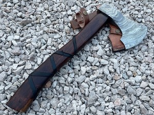 Hacha Vikinga de Acero de Damasco Forjada a Mano |   Hacha hecha a mano de 15.5 pulgadas con mango de madera envuelto en cuero para talar árboles - Product Image 4