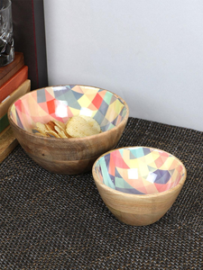 Tazón para servir de madera y resina con diseño impreso en negro, madera de mango natural, para servir frutas y ensaladas - Product Image 5