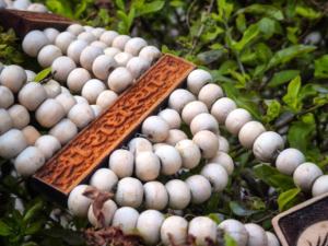 Collar Tulsi Mala Hecho a Mano con Colgante de Radha Krishna, Perlas de Imitación, Joyería Espiritual Hindú para Oración, Venta al Por Mayor - Product Image 4