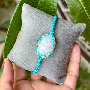 สร้อยข้อมือหินมูนสโตนทำมือ เชือกสีน้ำเงิน หินมูนสโตนธรรมชาติ ปรับขนาดได้ เครื่องประดับสไตล์โบโฮสำหรับผู้หญิง - Product Image 3