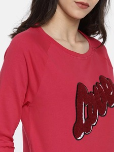เสื้อสเวตเชิ้ตผู้หญิงสีแดง แต่งแพทช์ตัวอักษร Love แบบเชนีล คอกลม แขนราแกลน เสื้อพูลโอเวอร์ผ้าฝ้าย แฟชั่น OEM ขายส่ง - Product Image 6