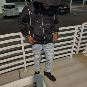 เสื้อฮู้ดดี้ผู้ชาย OEM Streetwear รุ่น Heavyweight ผ้าฟลีซคอตตอนหวี 100% แบบถอดได้ ซิปหน้า ประดับด้วย Rhinestone ลายปักแบบ Distressed Applique - Product Image 2