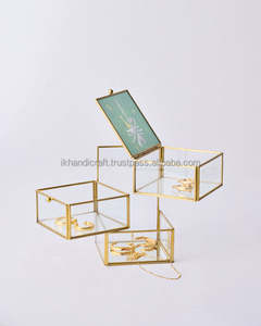 Vente en gros Boîte à bijoux rectangulaire en laiton moderne en verre 3 compartiments Organisateur de rangement Slick Swaying Palm Inspiration Metal - Product Image 5