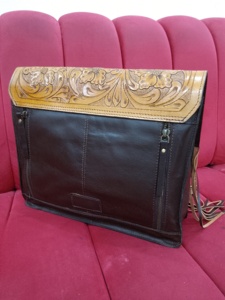 Sac bandoulière unisexe en cuir de vachette occidental, motif floral solitaire gravé à la main, 20-36L, étanche, antivol, en stock - Product Image 4