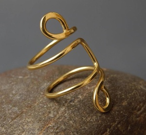 Bague artisanale en laiton plaqué or, motif spirale géométrique, esthétique chrétienne, ajustable, bijou statement pour femme - Product Image 2