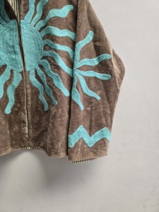 Veste Suzani en velours taupe pour femme, broderie soleil turquoise faite à la main, manteau ethnique bohème, vente en gros, vêtements d'extérieur de créateur, export - Product Image 3