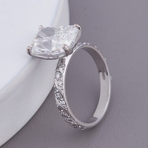 Bague de fiançailles en diamant de laboratoire taille radiant certifié IGI avec bande pavé en or 18 carats - Product Image 3